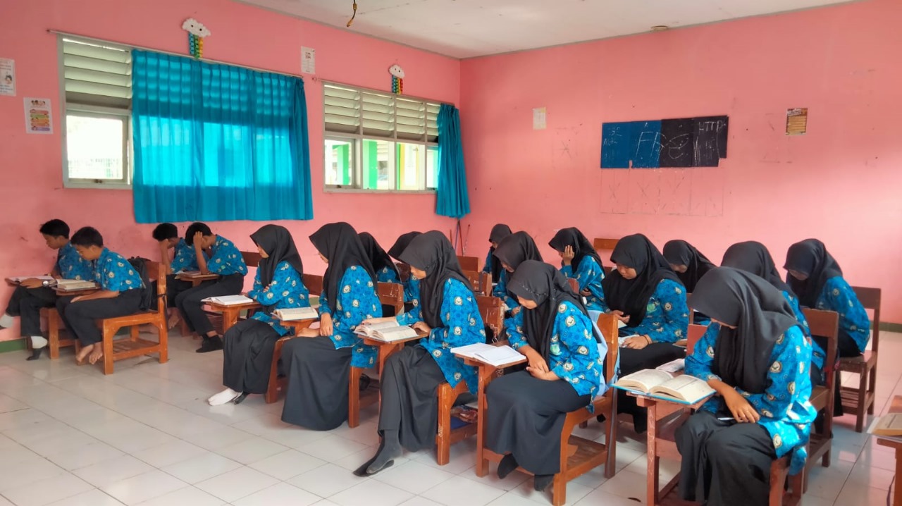 Siswa MTsN 11 Majalengka Mengawali Kegiatan dengan Tadarus Al-Qur'an